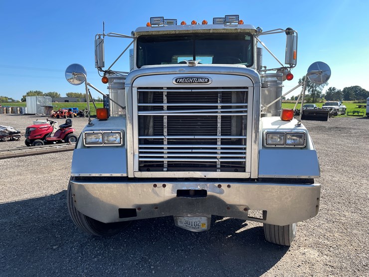 1999-freightliner-108sd-image-2