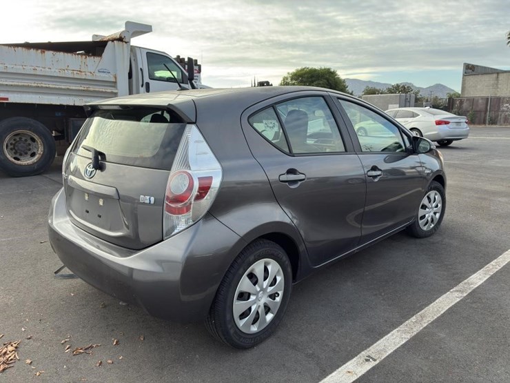 2014-toyota-prius-hatchback-image-3