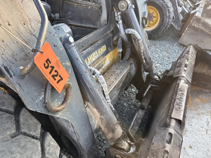 2020-new-holland-l228-image-12