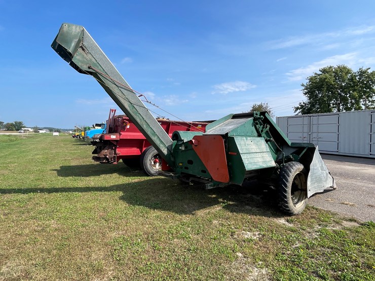 #1032-•-new-idea-(2)-row-corn-picker-image-3