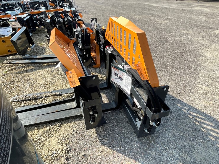 #3050-•-wolverine-adjustable-skid-steer-pallet-forks-image-1