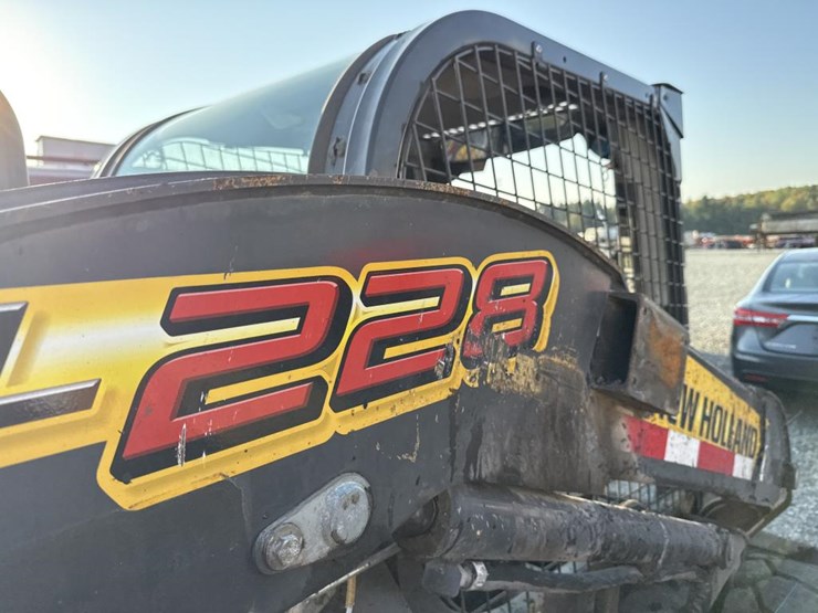 2020-new-holland-l228-image-28