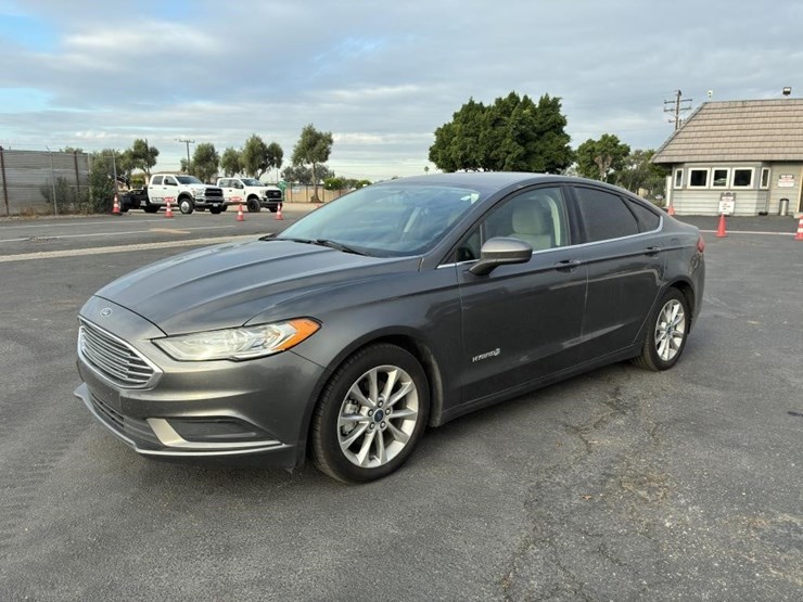 2017-ford-fusion-sedan-image-1