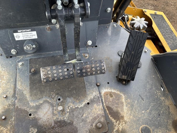 2019-deere-210l-image-39