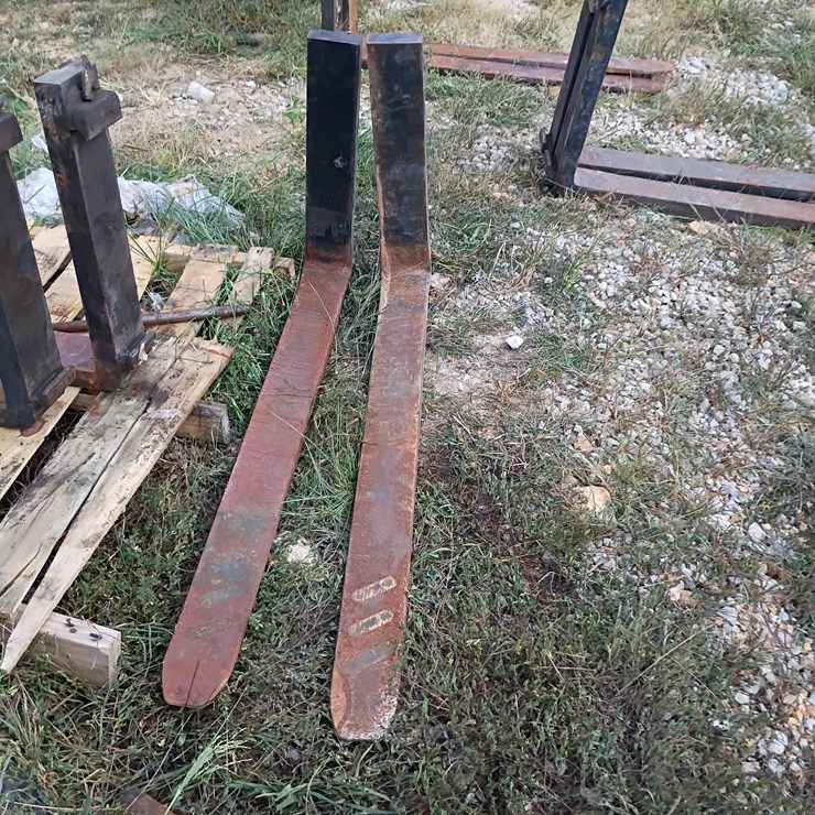 #109 • Set of 42" Pallet Forks