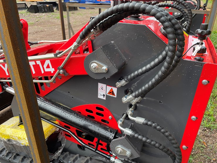 #8172-•-agt-compact-track-loader-image-25
