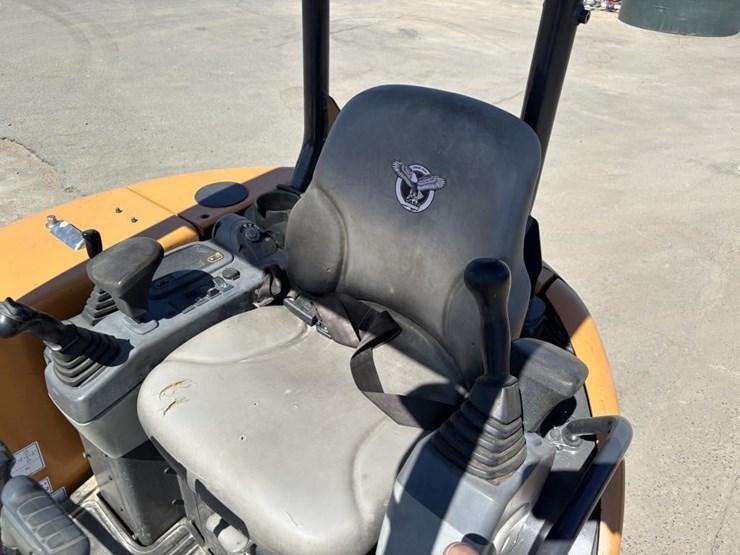 2019-case-cx37c-image-27