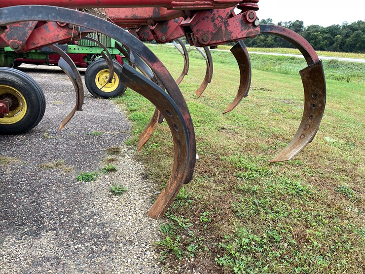 #1033-•-sunflower-chisel-plow-image-9