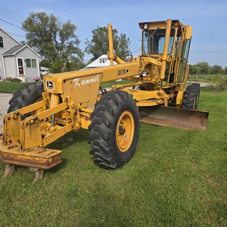 #1232 • John Deere JD770 Grader