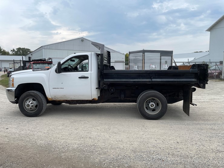 #1009-•-2014-chevy-3500hd-4x4-dually-truck-(has-wi-title)-image-8