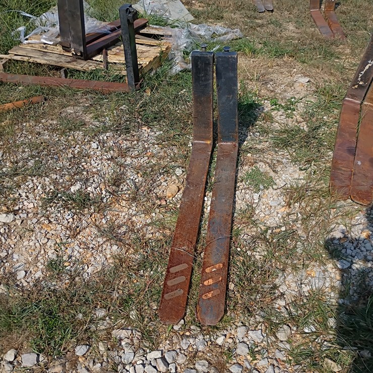 #100 • Set of 42" Pallet Forks