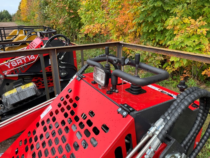 #8172-•-agt-compact-track-loader-image-26