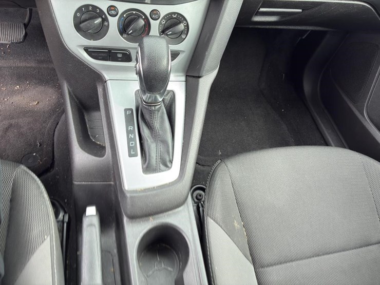 2014-ford-focus-sedan-image-12