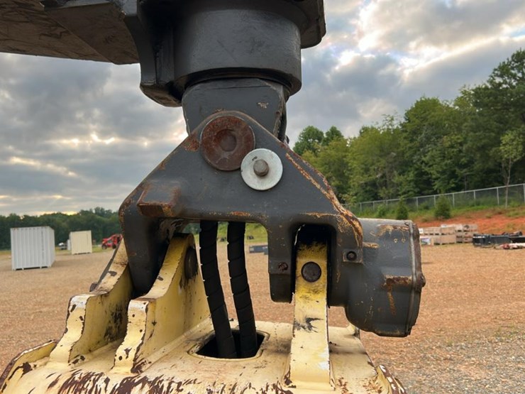 2018-deere-648l-image-12