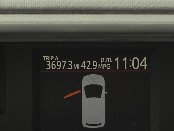 2014-toyota-prius-hatchback-image-14