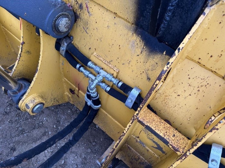 2019-deere-210l-image-12