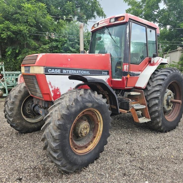 #2003 • Case International 7110 Magnum Tractor