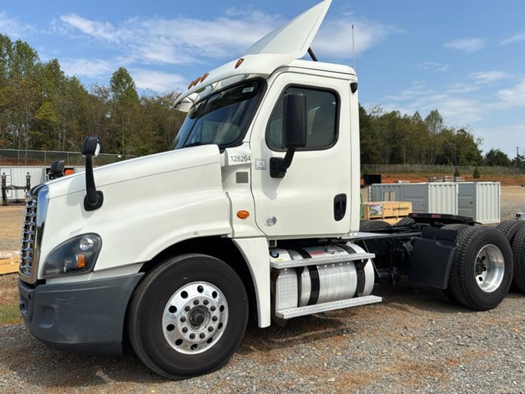 #1959-•-2015-freightliner-day-cab-semi-truck-image-1