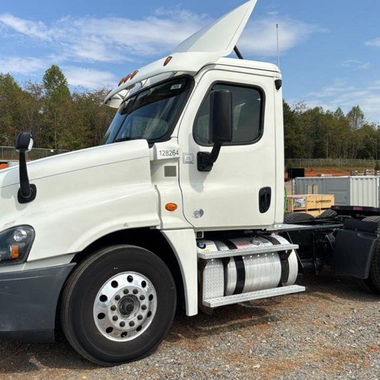 #1959 • 2015 Freightliner Day Cab Semi Truck