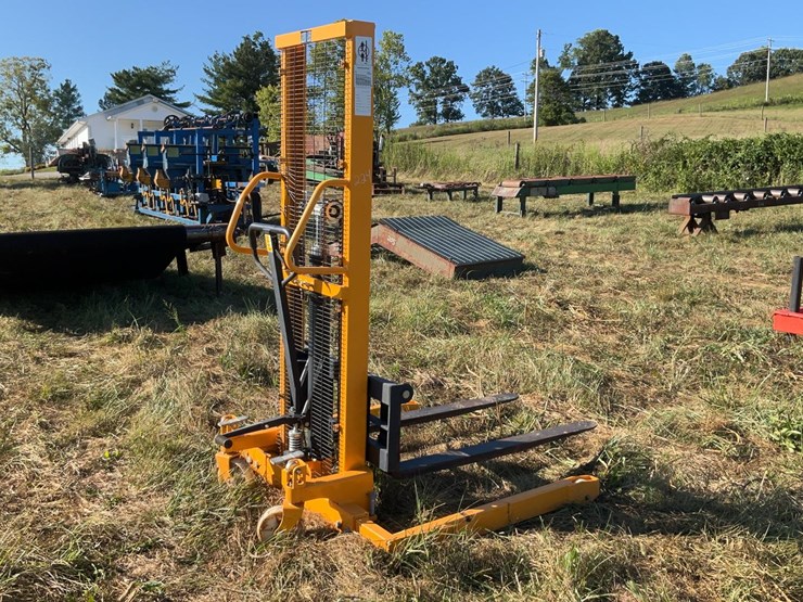 #224-•-hand-stacker-lift-image-4