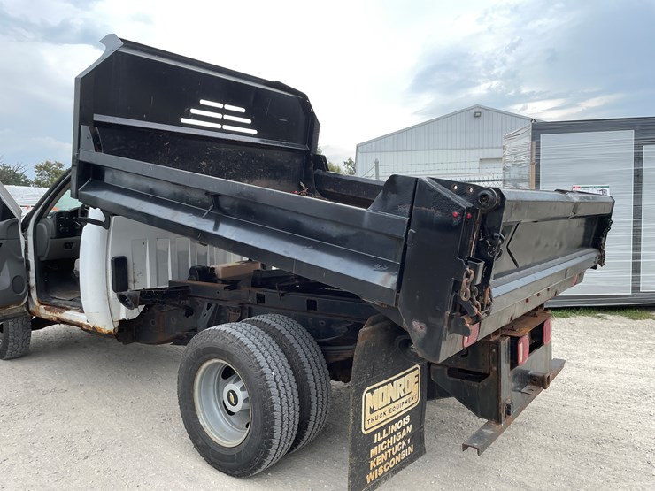 #1009-•-2014-chevy-3500hd-4x4-dually-truck-(has-wi-title)-image-34