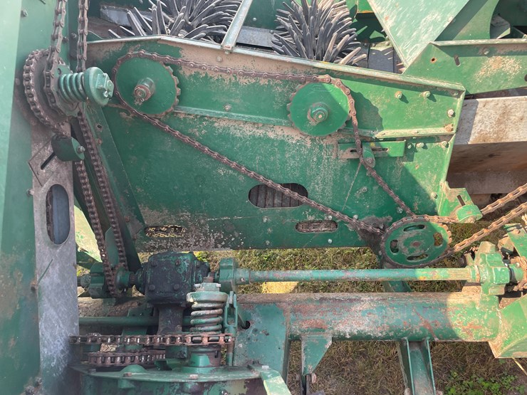 #1032-•-new-idea-(2)-row-corn-picker-image-23