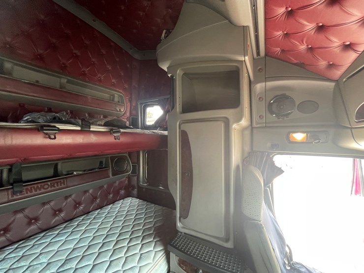 2013-kenworth-t700-image-61