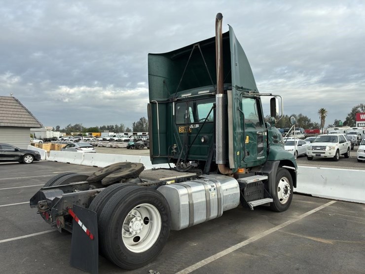 2012-mack-pinnacle-truck-tractor-image-3