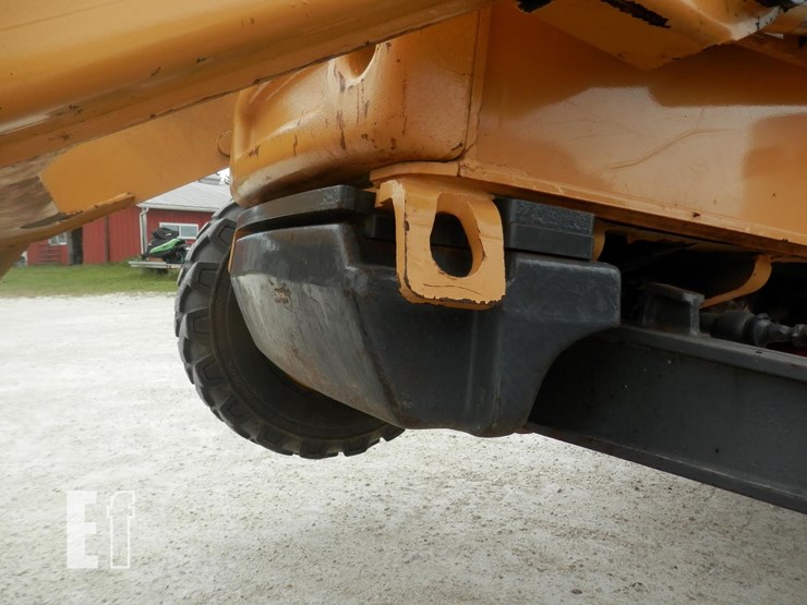 new-holland-555e-image-21