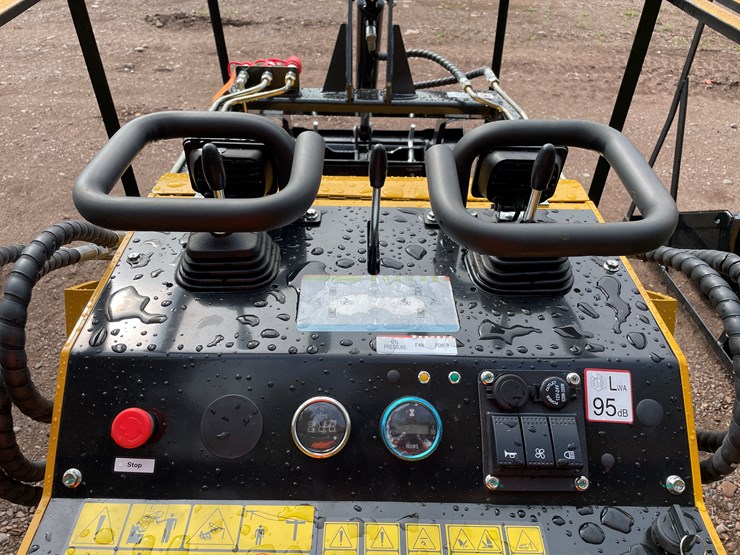 #8174-•-agt-compact-track-loader-image-16