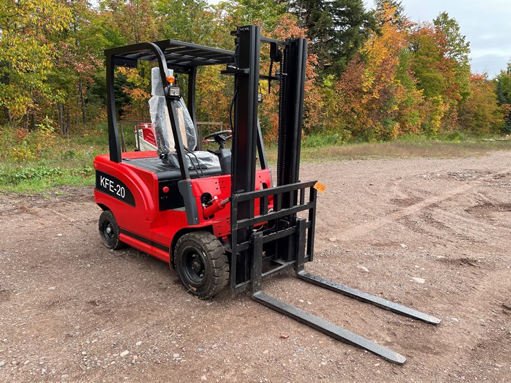 #8163-•-agt-electric-forklift-image-3