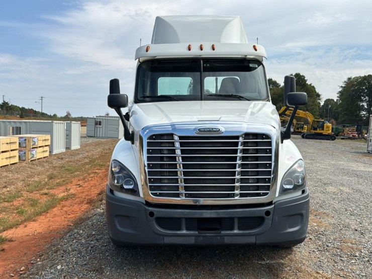 #1959-•-2015-freightliner-day-cab-semi-truck-image-8