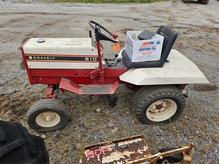 #2036-•-gravely-810-garden-tractor-image-2