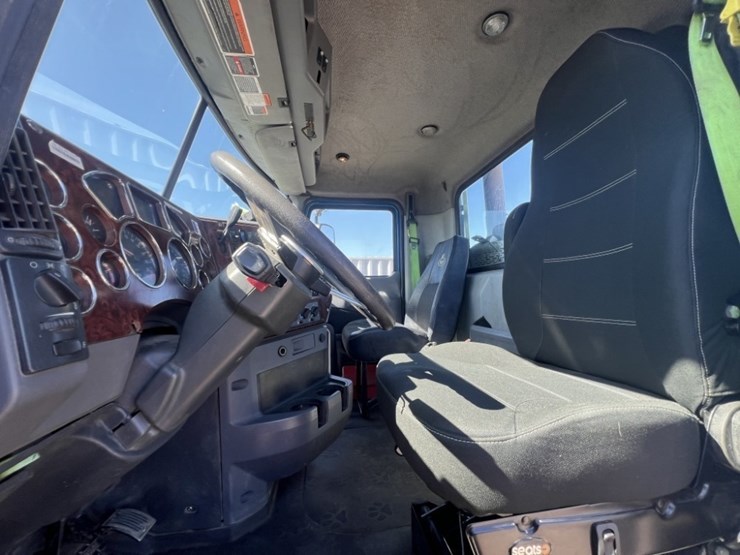 2013-mack-cxu-tri-axle-truck-tractor-image-30