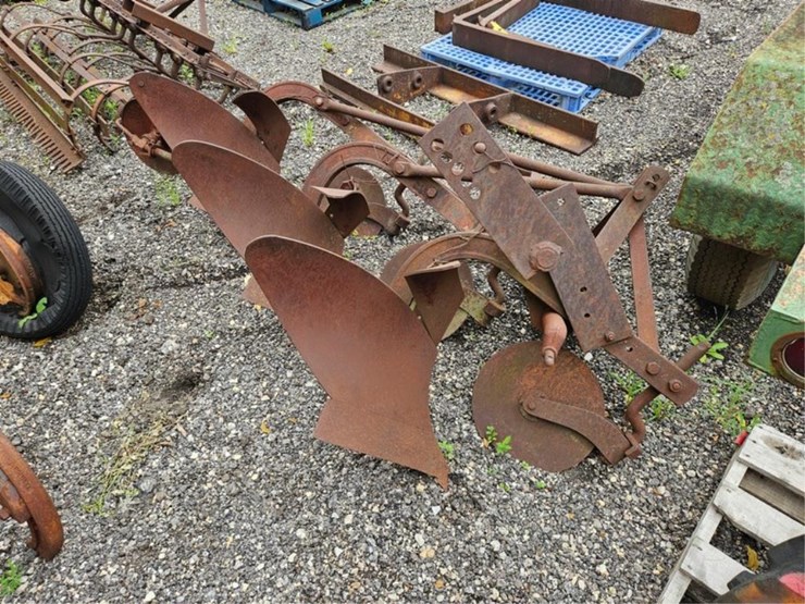 #2067-•-massey-ferguson-3b-3pt-plow-image-13