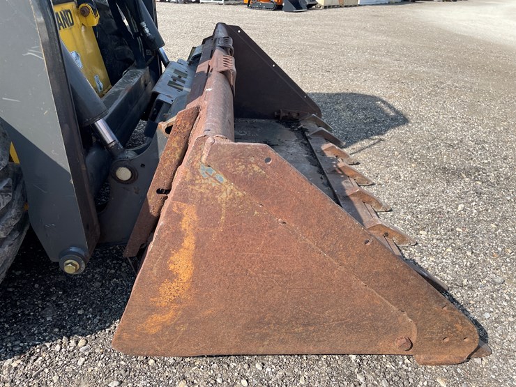 2019-new-holland-l216-image-13