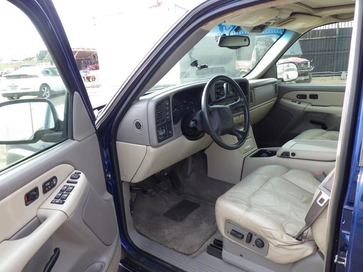 2002-chevrolet-suburban-image-5