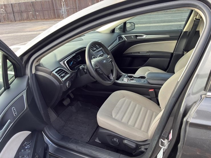 2017-ford-fusion-sedan-image-11