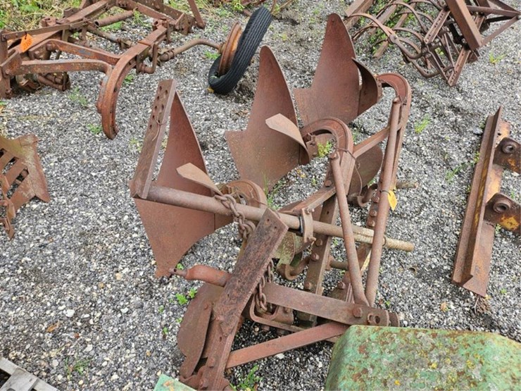 #2067-•-massey-ferguson-3b-3pt-plow-image-9