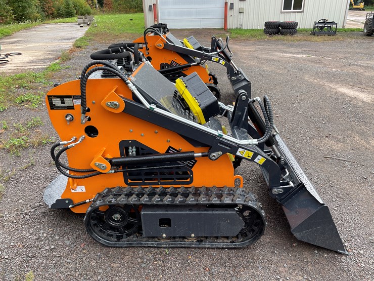 #8158-•-land-hero-mini-skid-steer-loader-image-4