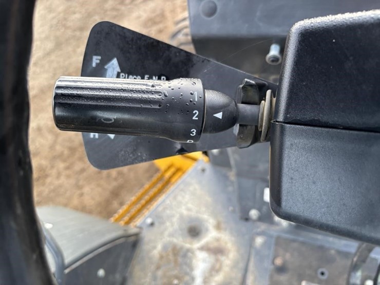 2019-deere-210l-image-32
