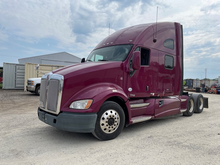 2013-kenworth-t700-image-1