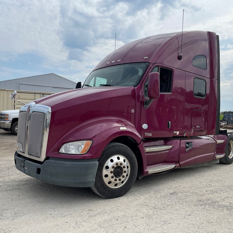 2013 KENWORTH T700