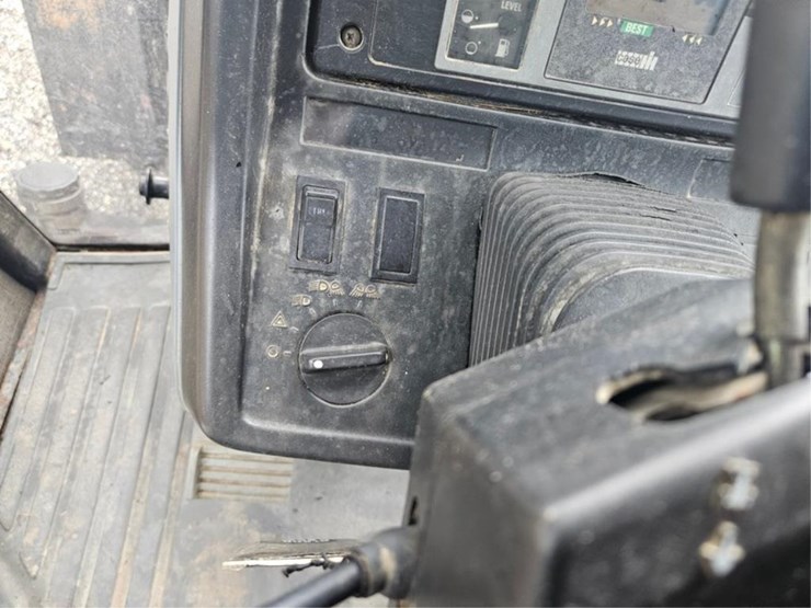 #2005-•-case-international-5140-tractor-image-21