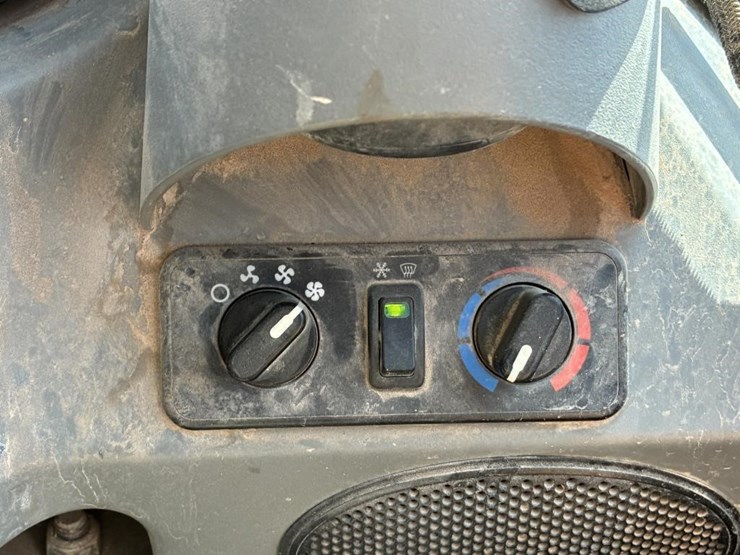 2022-bobcat-t870-image-23