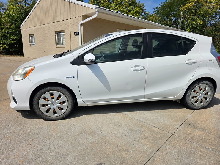 #16993-•-2012-toyota-prius-c-passenger-car-image-5