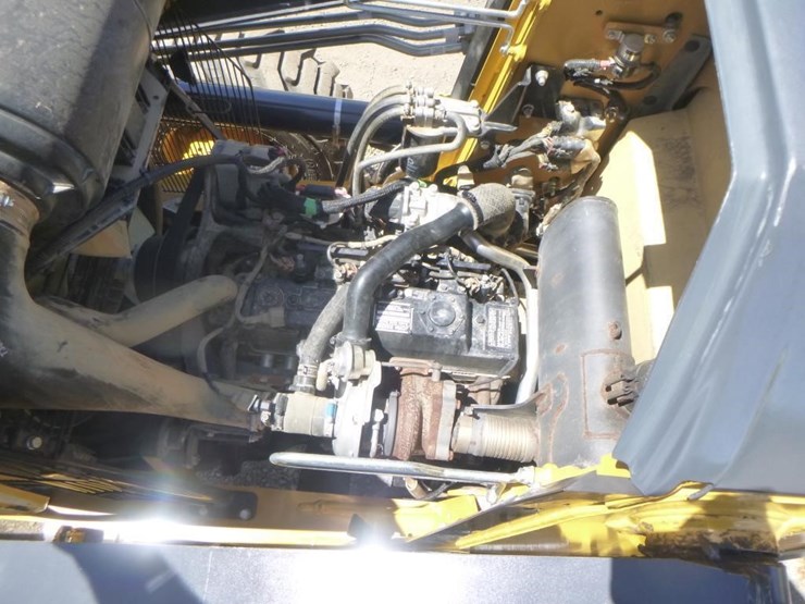 2021-deere-210l-image-34