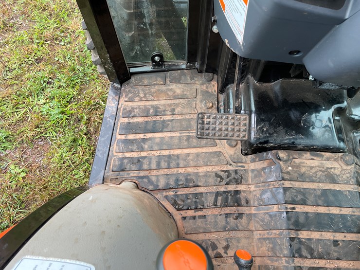 #8065-•-2024-bad-boy-4035ch-4wd-tractor-with-front-mount-berco-66"-snowblower-image-61