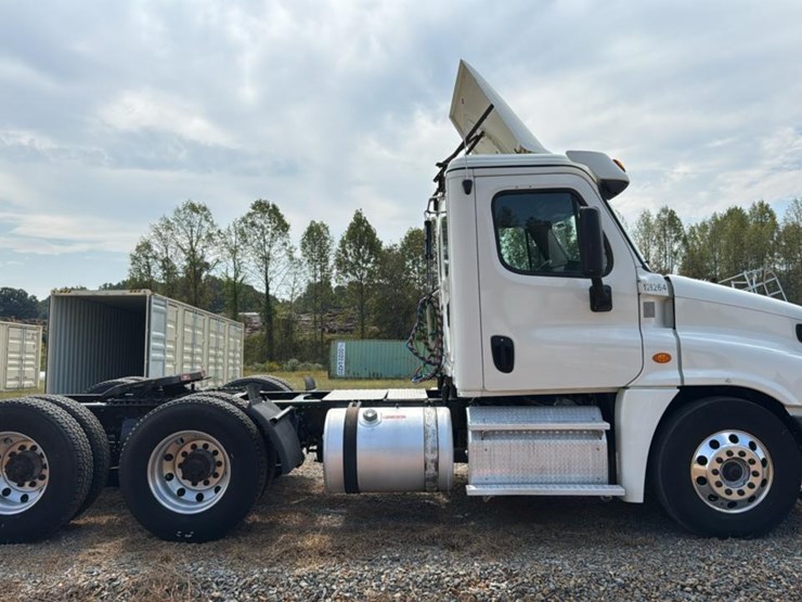 #1959-•-2015-freightliner-day-cab-semi-truck-image-6