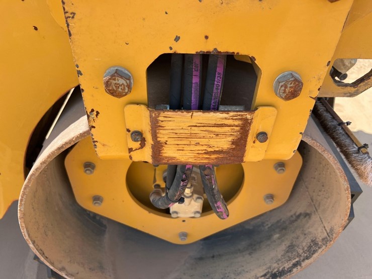 2021-caterpillar-cb2.7-image-18